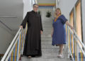 Padre Paolo De Carli e Isa Navoni sulle scale