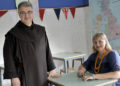 Padre Paolo De Carli e Isa Navoni in un'aula