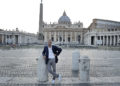 Massimo Capriotti di fronte alla Basilica di San Pietro