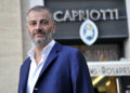 Massimo Capriotti di fronte alla Gioielleria Capriotti