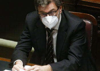 Giancarlo Giorgietti, ministro per lo sviluppo economico, durante il question time, Camera dei Deputati, Roma 22 dicembre 2021. ANSA/FABIO FRUSTACI