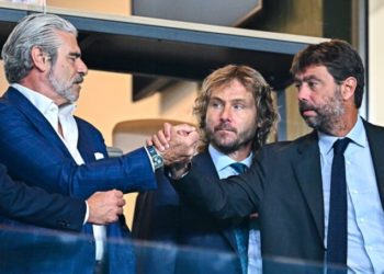 GENOA, ITALY - AUGUST 22: Andrea Agnelli chairman of Juventus (R) greets Maurizio Arrivabene c.e.o. of Juventus and Pavel Nedved vice president of Juventus prior to kick-off in the Serie A match between UC Sampdoria and Juventus at Stadio Luigi Ferraris on August 22, 2022 in Genoa, Italy. (Photo by Simone Arveda/Getty Images)